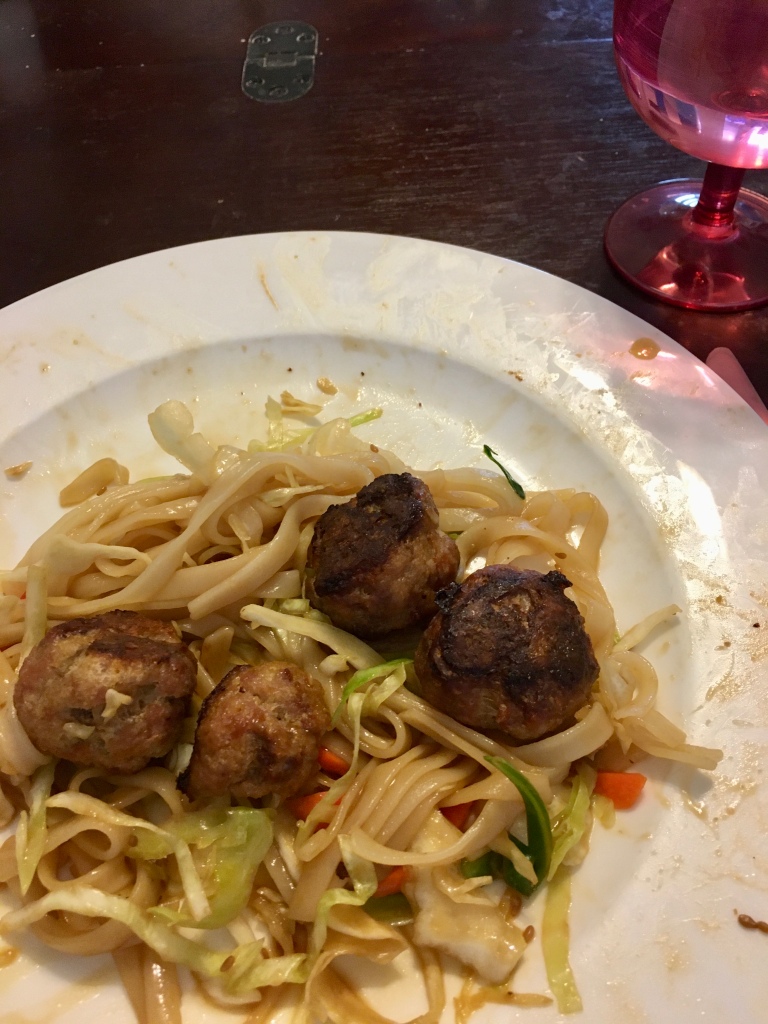 Cold noodles with meatballs 